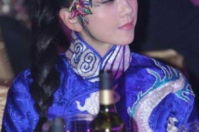 杨丽萍个性妆容配一身龙袍现身某活动