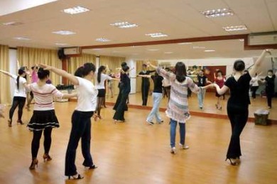 都市白领女性钟情拉丁舞