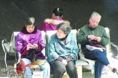 周末特长班陪学者多是老人 建议父母多陪孩子