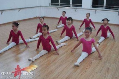 如何避免幼儿学舞中受伤