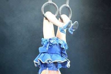 舞蹈训练的谬误—对孩子身体危害极大的“吊腿”