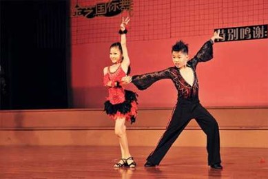 走出误区:少儿学习拉丁舞同样重视基本功训练