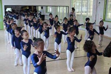 浅谈舞娃娃乐园在幼儿园的建构