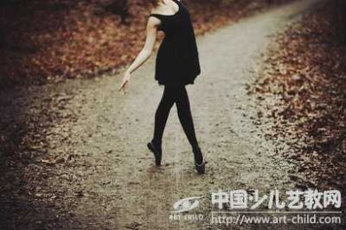 芭蕾舞蹈在扶把中练习平衡