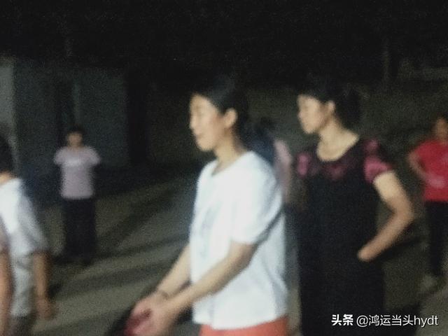 跳广场舞，一种跳的是欢乐，一种跳的是寂寞，大家讨论一下好吗？